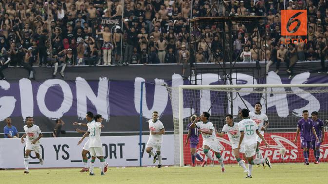 Pemain  PSS Sleman merayakan gol yang dicetak oleh Qischil G Minny ke gawang Persita Tangerang pada laga Liga 2 di Stadion Benteng Taruna, Tangerang, Jumat (26/10/2018). Kedua tim bermain imbang 1-1. (Bola.com/M Iqbal Ichsan)