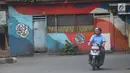 Seorang pengendara motor melintas di depan warung makan yang tutup pada puasa pertama bulan Ramadan di Jakarta, Kamis (17/5). Kebanyakan warung makan ini akan buka kembali pada sore hari jelang berbuka puasa. (Merdeka.com/Imam Buhori)