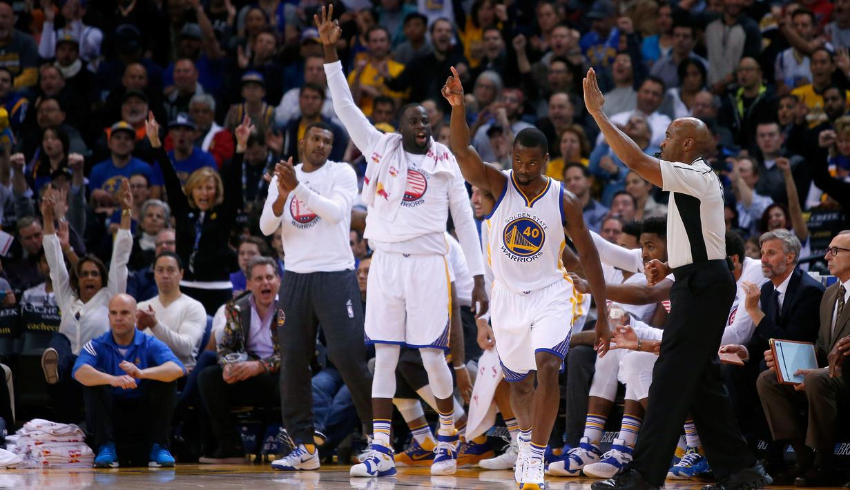 Pebasket Golden State Warriors Harrison Barnes mencetak tiga angka saat menghadapi Detroit Pistons di ORACLE Arena, California, Senin (9/11/2015). Warriors menang 109-95. (Getty Images/AFP/Ezra Shaw)