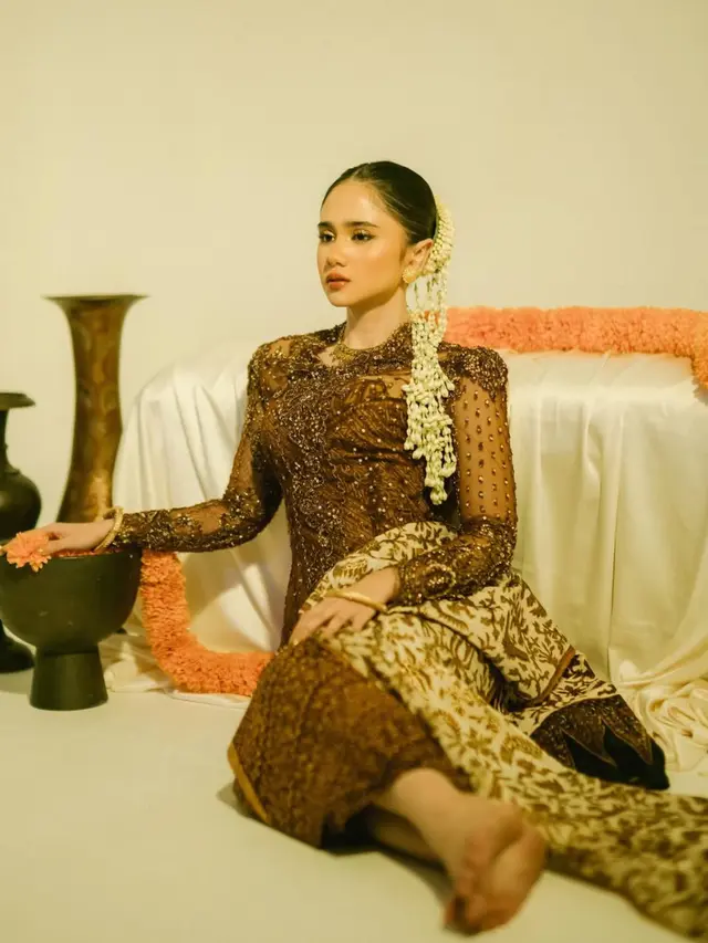Pesona Tissa Biani Kenakan kebaya coklat. [@tissabiani]