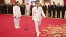 Rohidin Mersyah berjalan saat dilantik menjadi Gubernur Bengkulu di Istana Negara, Jakarta Pusat, Senin (10/12). Rohidin menggantikan posisi Gubernur Bengkulu Ridwan Mukti yang menjadi terpidana korupsi. (Liputan6.com/Angga Yuniar)