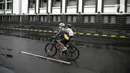 Pesepeda berolahraga di Kota Tua saat uji coba penerapan zona rendah emisi, Jakarta, Minggu (20/12/2020). Selama penerapan zona rendah emisi, kawasan Kota Tua hanya bisa dilalui pejalan kaki, pesepeda, angkutan umum, dan kendaraan khusus yang lulus uji emisi. (Liputan6.com/Faizal Fanani)