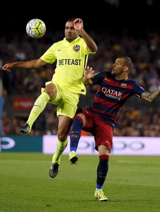 Penyerang Barcelona, Sandro Ramirez (kanan) berusaha merebut bola Levante, Jose Antonio Garcia "Verza" Pada lanjutan Liga Spanyol di stadion Camp Nou, Senin (21/9/2015). Barcelona menang telak atas Levante dengan skor 4-1. (REUTERS/Susana Vera)