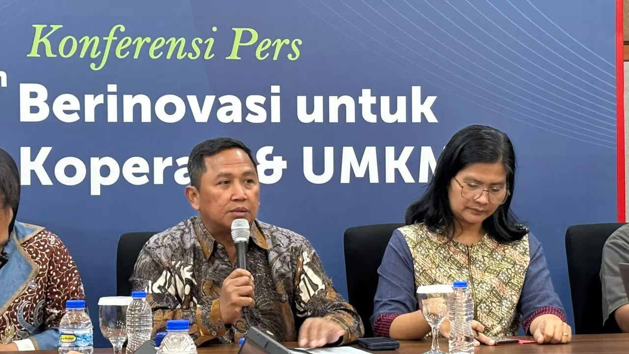 Deputi Bidang Perkoperasian Kementerian Koperasi dan UKM Ahmad Zabadi dalam konferensi Pers di Kemenkop UKM, Jakarta, Kamis (10/10/2024). (Tira/Liputan6.com)