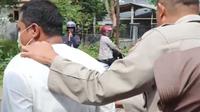 Kakak beradik nyaris menjadi korban amukan massa usai tertangkap basah mencuri belasan baju di sebuah toko busana di Jember, Jatim. (Liputan6.com/ Hermawan)