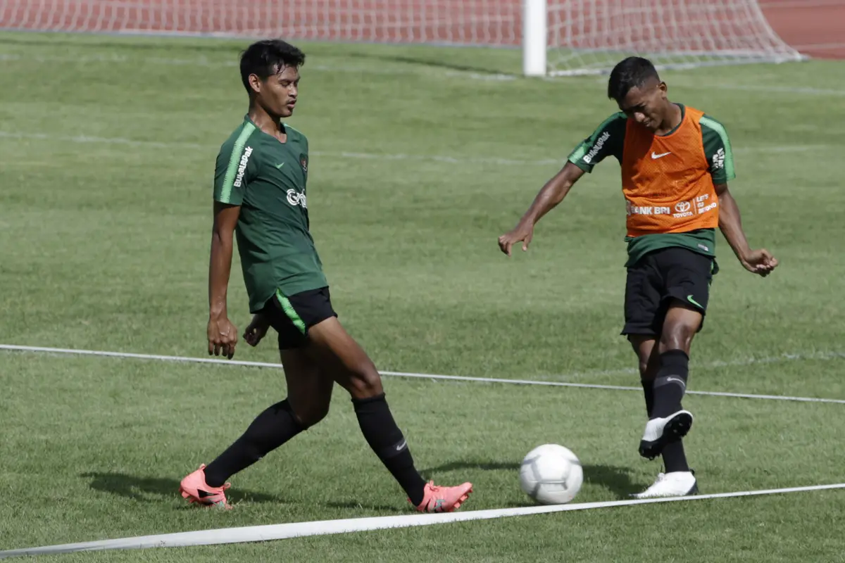 Pemain Timnas Indonesia U-22, Anan Lestaluhu, berebut bola dengan Septian Bagaskara. (Bola.com/Yoppy Renato)