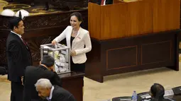 Anggota Fraksi DPR Rieke Diah Pitaloka memberikan suaranya saat pemilihan pimpinan MPR RI, Jakarta, (7/10/14). (Liputan6.com/Andrian M Tunay)