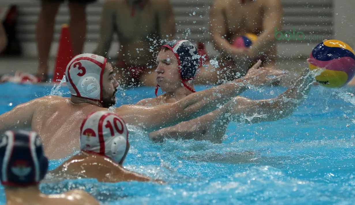 Aksi atlet Polo Air Serbia mencoba melepaskan tembakan pada latihan gabungan di Aquatic Center, Jakarta, Rabu (10/7/2018). Latihan tersebut adalah persiapan tim Indonesia menuju Asian Games 2018. (Bola.com/Nick Hanoatubun)