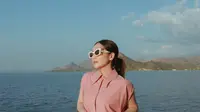 Raffi Ahmad Dipanggil Prabowo, Ini 6 Potret Nagita Slavina Liburan di Labuan Bajo Pakai Sandal Rp 500 Ribu