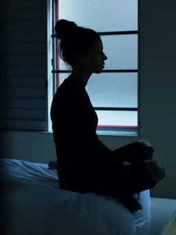 Ketegangan saat tubuh dalam kondisi stres dapat membuat sulit tidur (Foto: Ben Blennerhassett/Unsplash)