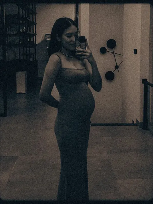 <p>Alika Islamadina mengenakan sleeveless long dress yang mengekspose bentuk baby bump-nya. (Foto: Instagram/ alikaislamadina)</p>