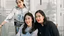 Nagita Slavina juga tak pernah absen hadir di acara geng cendol. Nagita tampil mengenakan dress warna dasar putih corak floral biru dengan aksen kerah dan lengan 3/4. [@drfeninugraha.spgk]