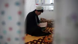 Seorang Muslim membaca Al-Quran di masjid selama Itikaf, sepuluh hari terakhir bulan Ramadan di Kabul (16/5/2020). Itikaf sangat penting bagi umat Islam karena keyakinan bahwa Nabi Muhammad lebih sering memanfaatkan momentum tersebut untuk mendekatkan diri dengan sang pencipta. (AP Photo/Rahmat Gul)