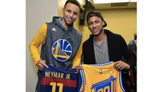  Neymar bertukar jersey dengan Stephen Curry usai menyaksikan  Game 2  Final NBA 2016 antara  Golden State Warriors vs Cleveland Cavaliers di ORACLE Arena, senin (6/6/2016) WIB, Oakland, California.  (Bola.com/InstagramFCBarcelona)