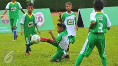 Sejumlah siswa SD melakukan pertandingan sepak bola di ajang Milo Football Championship 2017 di Jakarta, Sabtu (18/2). (Liputan6.com/Angga Yuniar)