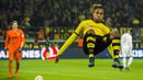 Hattrick kedua bersama Borussia Dortmund dicetaknya saat menang 5-1 atas tamunya Augsburg di pekan ke-10 Bundesliga musim 2015/2016, 25 Oktober 2015. (AFP/Odd Andersen)