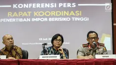Kapolri Tito Karnavian memberikan keterangan terkait hasil rapat koordinasi penertiban impor berisiko tinggi di kantor pusat Bea dan Cukai, Jakarta, Rabu (12/7). Rapat tersebut membahas penanganan impor berisiko tinggi. (Liputan6.com/Faizal Fanani)