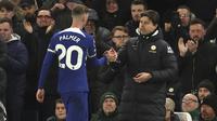 Pelatih Chelsea, Mauricio Pochettino (kanan) menyalami Cole Palmer usai menariknya keluar saat menghadapi Everton pada laga pekan ke-33 Premier League 2023/2024 di Stamford Bridge, London, Senin (15/4/2024). (AP Photo/Ian Walton)
