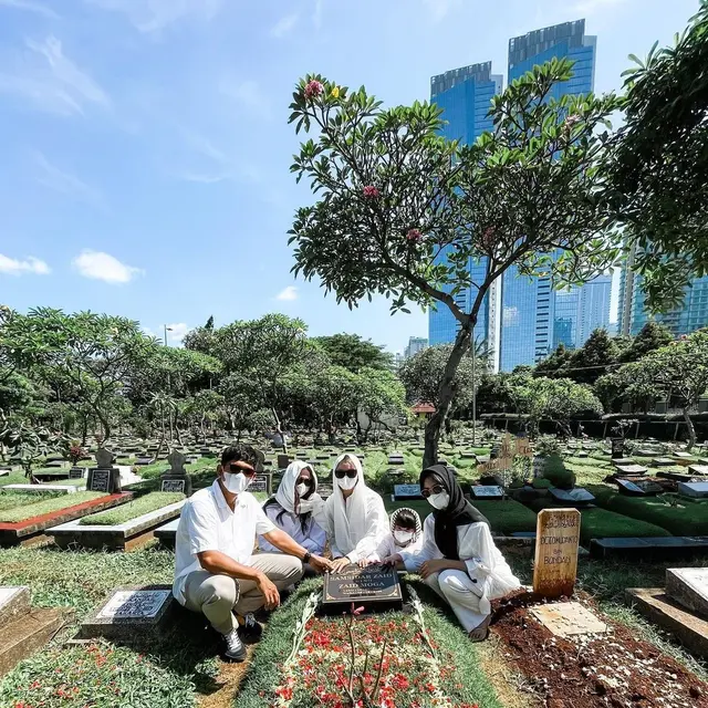 6 Momen Ririn Ekawati Ziarah ke Makam Mendiang Suami Bareng Ibnu Jamil dan Buah Hati
