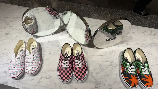 Koleksi sepatu Valentino Garavani x Vans yang telah tersedia di Indonesia. [Anisha/Fimela]