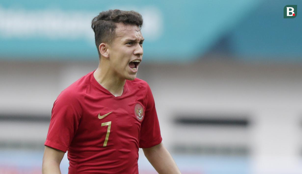 Gelandang Indonesia, Egy Maulana Vikri, saat melawan Yordania pada laga persahabatan di Stadion Wibawa Mukti, Jawa Barat,  Sabtu (13/10/2018). Indonesia menang 3-2 atas Yordania. (Bola.com/M Iqbal Ichsan)