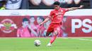 <p>Pemain Persija Jakarta, Muhammad Ferarri melepaskan tendangan saat melawan Arema FC pada laga BRI Liga 1 di Stadion Patriot Candrabhaga, Bekasi, Minggu (12/2/2023). Persija menang dengan skor 2-0. (Bola.com/M Iqbal Ichsan)</p>