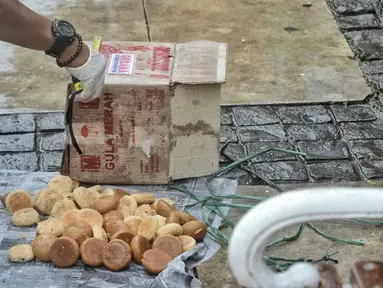 Kue yang berada di dalam kardus yang sempat membuat heboh di Wisma Nusantara, Thamrin, Jakarta, Kamis (4/2). Sebelumnya, benda mencurigakan berupa kardus mi instan yang diduga bom tergeletak di depan Wisma Nusantara. (Liputan6.com/Faizal Fanani)