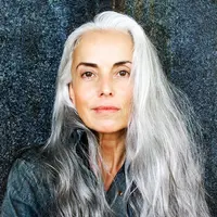 Inilah nenek Yasmina Rossi, di usianya yang sudah mencapai angka 59 tahun ia tetap eksis menjadi seorang model profesional.
