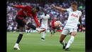 Pemain Tottenham Hotspur, Micky van de Ven (kanan), berhasil menghalau bola tendangan dari pemain MU, Marcus Rashford, dalam pertandingan lanjutan Liga Inggris 2023/2024 yang berlangsung di Tottenham Hotspur Stadium, London 19 Augustus 2023. (AFP/Adrian Dennis)