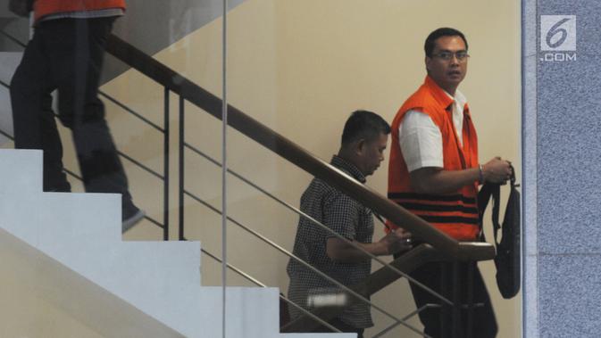 Manajer Legal PT Bina Sawit Abadi Pratama, Teguh Dudy Syamsuri Zaldy bersiap menjalani pemeriksaan di gedung KPK, Jakarta, Kamis (14/2). Teguh diperiksa terkait kasus dugaan suap terhadap anggota DPRD Kalteng. (Merdeka.com/Dwi Narwoko)