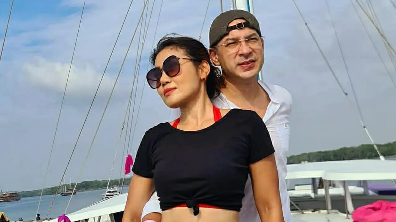 7 Potret Liburan Ari Wibowo dan Inge Anugrah, Tampil Mesra Seperti Film Titanic