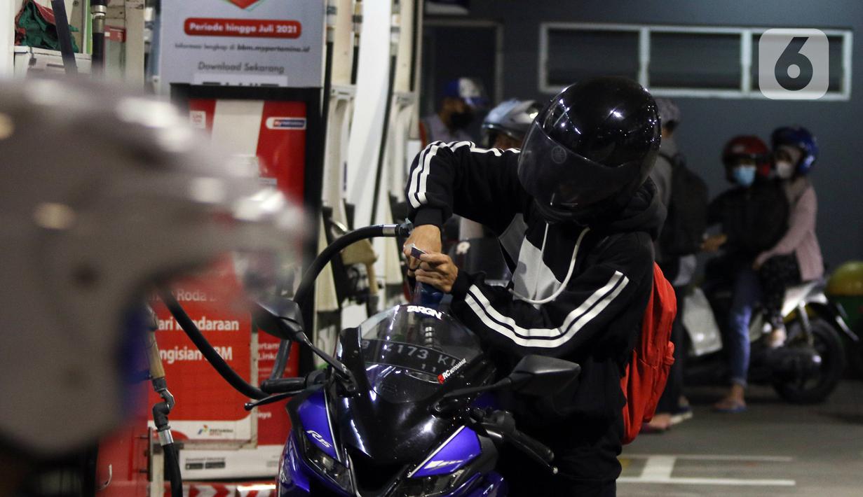 Pengendara mengisi bahan bakar minyak (BBM) ke dalam kendaraannya di sebuah SPBU di Jakarta, Kamis (31/3/2022). PT Pertamina (Persero) akan memberlakukan tarif baru BBM jenis Pertamax menjadi Rp 12.500 pada 1 April 2022. (Liputan6.com/Herman Zakharia)