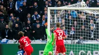 Kiper Bayern Munchen Manuel Neuer tak mampu menghentikan tembakan striker Hertha Berlin Vedad Ibisevic pada laga di Olympiastadion, Berlin, Sabtu (18/2/2017). (AFP/Robert Michael)
