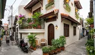 6 Inspirasi Fasad Rumah Mediterania Modern untuk Gang Sempit agar Tampil Estetik ala Guesthouse
