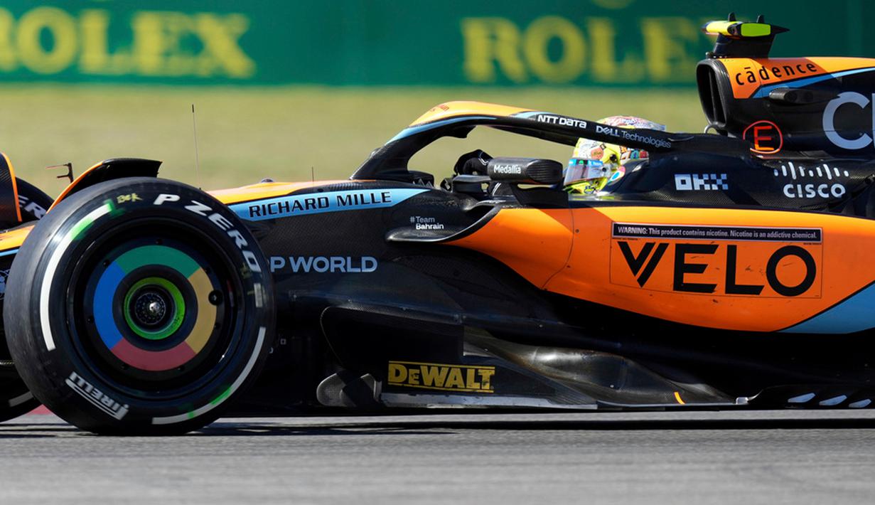 Hamilton dan Leclerc gagal memenuhi aturan tersebut, karena ketebalan plank mobilnya kurang dari 9 mm saat menjalani pemeriksaan. (AP Photo/Nick Didlick)