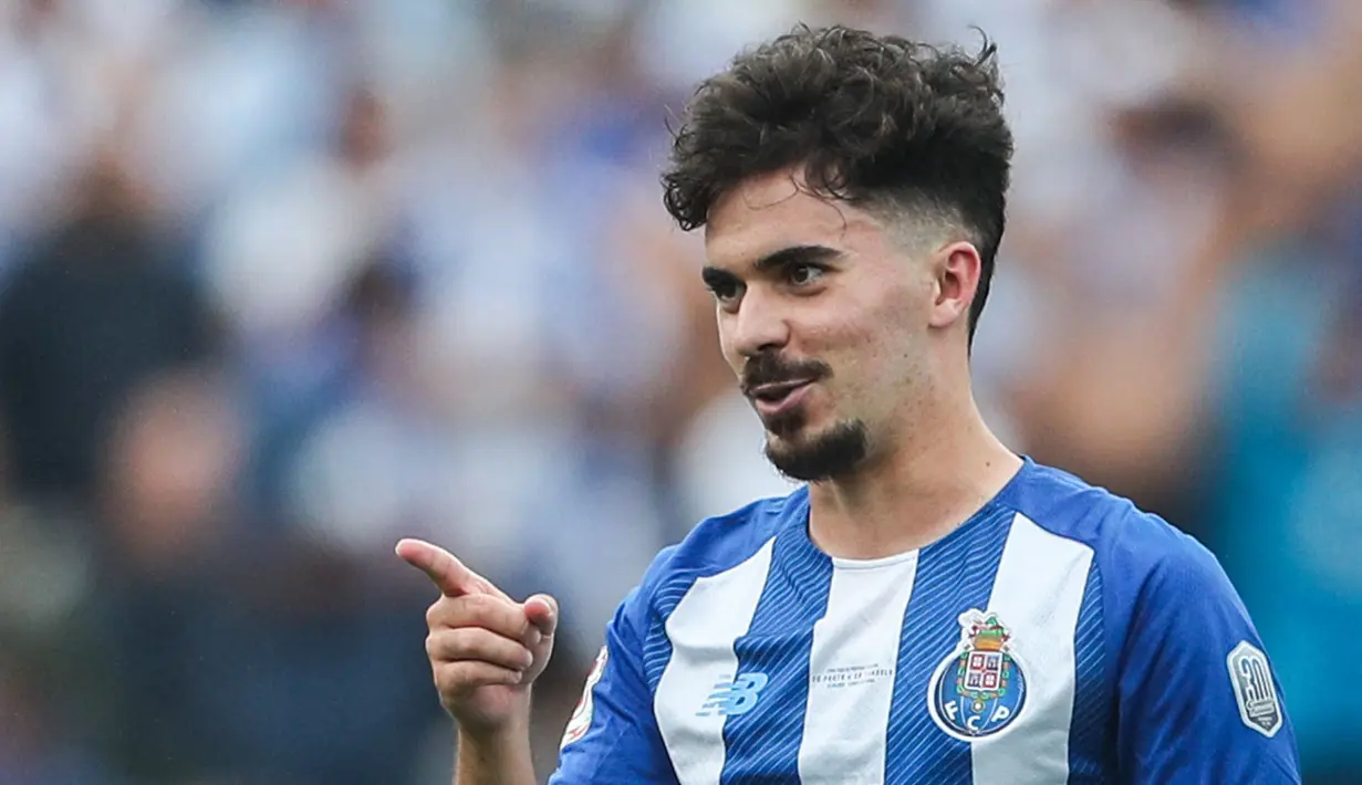 <p>FC Porto melepas Vitinha ke Paris Saint-Germain dengan harga yang tinggi. Pemain yang berposisi sebagai gelandang ini dihargai sebesar 41,5 juta euro. Nantinya, Vitinha harus bekerja keras untuk bisa menembus tempat utama di skuat PSG yang telah diisi Marco Veratti, Gini Wijnaldum, Ander Herrera dan Idrissa Gueye. (AFP/Carlos Costa)</p>