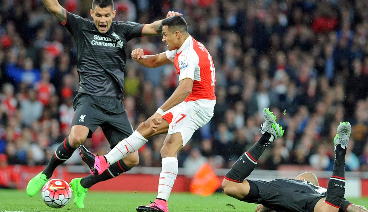 Usaha Alexis Sanchez menembus pertahanan Liverpool berulang kali gagal. (EPA/Gerry Penny)