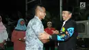 Menpora Imam Nahrawi (kiri) menyalami salah satu atlet usai buka puasa bersama di Jakarta, Senin (28/5). Acara tersebut dihadiri atlet pelatnas Asian Games 2018 dan para mantan atlet peraih medali. (Liputan6.com/Helmi Fithriansyah)