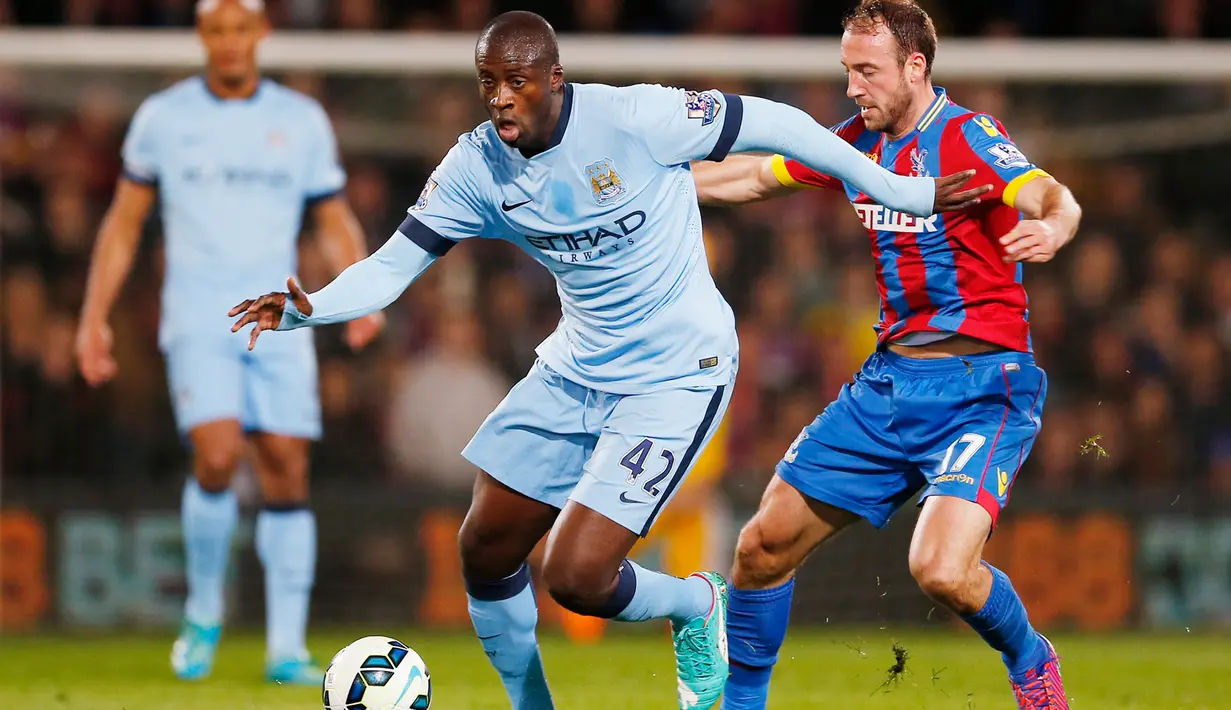 Gelandang Manchester City, Yaya Toure (tengah) berusaha mengontrol bola dari kejaran pemain Crystal Palace saat Laga Liga Premier Inggris di Selhurst Park Stadium, Inggris, ( 6/4/2015). Crystal Palace menang 2-1 atas Manchester City. (Reuters/John Sibley)