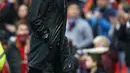 Pelatih Manchester United, Jose Mourinho berjalan usai pertandingan melawan West Bromwich Albion pada lanjutan Liga Inggris di Old Trafford, Inggris (15/4). MU kalah 0-1 atas West Bromwich Albion. (Nick Potts/PA via AP)