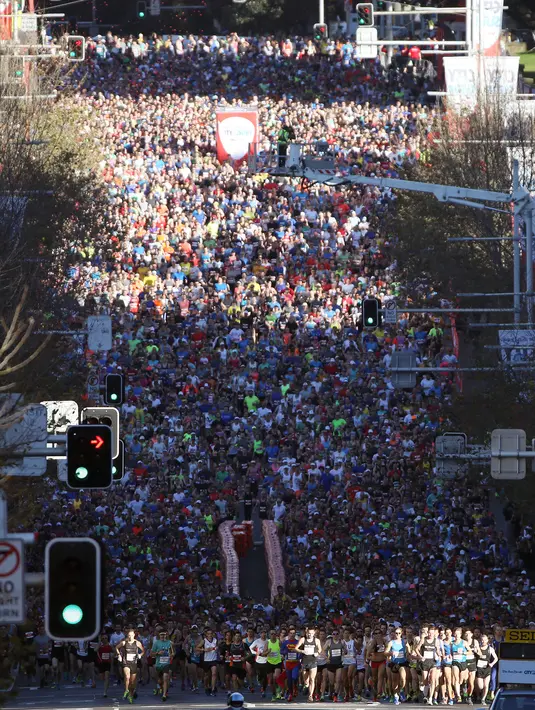 Sebanyak 80 ribu peserta bersaing dalam lomba lari City2Surf Fun di Sydney, Australia, Minggu (13/8). Kegiatan ini pertama kali diadakan pada 5 September 1971 dengan 2.000 peserta dan menjadi lomba lari tahunan terbesar di dunia. (AP Photo/Rick Rycroft)