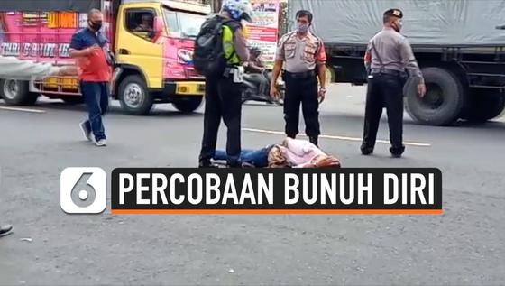 VIDEO: Seorang Pemuda Mencoba Bunuh Diri dengan Tiduran di Jalan