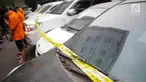 Petugas memasang garis polisi pada puluhan barang bukti mobil yang berhasil disita saat gelar kasus di Polda Metro Jaya, Rabu (18/9/2019). Subdit 6 Ditreskrimum PMJ mengungkap kejahatan penggelapan mobil dengan barang bukti 28 kendaraan roda empat dan sejumlah tersangka. (Liputan6.com/Faizal Fanani)