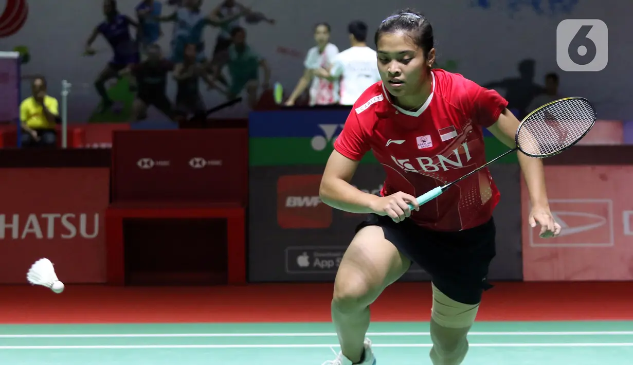 Pebulutangkis tunggal putri Indonesia, Gregoria Mariska Tunjung mengembalikan kok ke arah Han Yue (China) di babak Perempat Final Indonesia Masters 2023 di Istora Senayan, Jakarta, Jumat (27/1/2023). Gregoria menyerah dalam pertarungan panjang 1 jam 4 menit di Istora Senayan. (Liputan6.com/Helmi Fithriansyah)