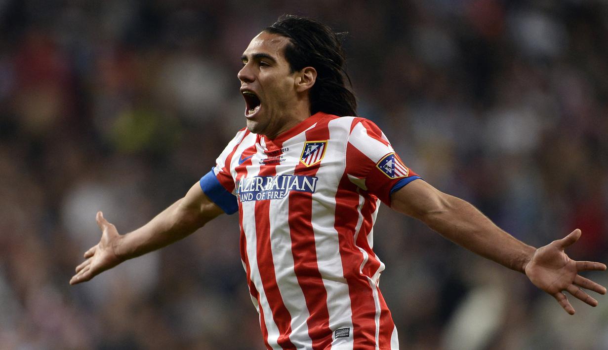 Kedatangan Radamel Falcao di Madrid bertepatan dengan penunjukan Diego Simeone sebagai manajer pada musim 2011/12. Didatangkan dari Porto seharga £36 juta, El Tigre sukses mempersembahkan trofi Liga Europa, Copa del Rey dan Piala Super UEFA dalam dua tahunnya di Wanda Metropolitano. (AFP/Dani Pozo)