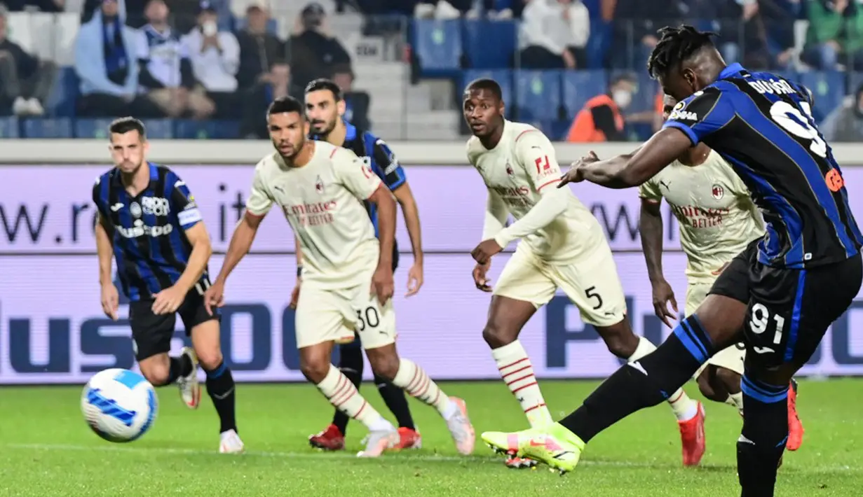 Pemain Atalanta Duvan Zapata menembak penalti untuk mencetak gol ke gawang AC Milan pada pertandingan Liga Italia Serie A di Stadion Gewiss, Bergamo, Italia, 3 Oktober 2021. AC Milan menang 3-2 atas Atalanta. (MIGUEL MEDINA/AFP)