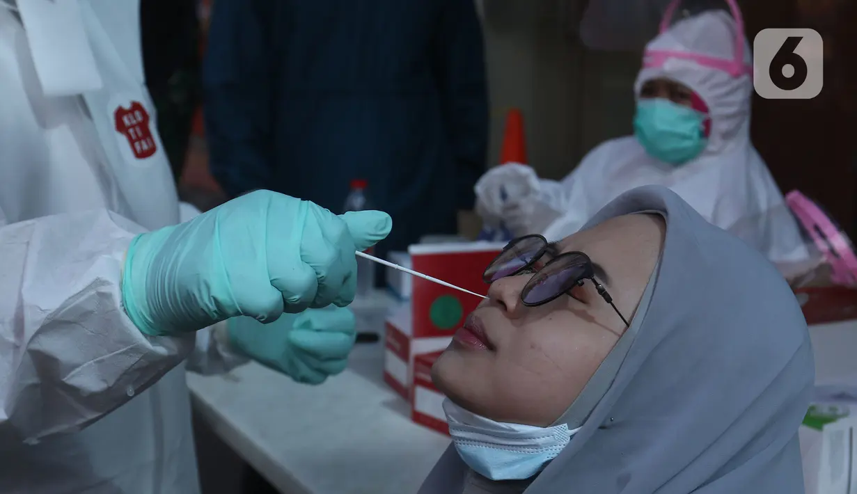 Petugas medis melakukan tes usap antigen di pusat perbelanjaan kawasan Cikarang, Kabupaten Bekasi, Jawa Barat, Kamis (27/05/2021). Pasca libur lebaran, Forkopimda Kabupaten Bekasi melakukan swab tes antigen kepada sekitar 202 pedagang guna mencegah penyebaran COVID-19. (Liputan6.com/Herman Zakharia)