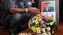 Rano Karno sedang mendoakan mendiang Ferrasta Soebardi alias Pepeng. (Galih W Satria/Bintang.com)