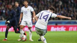 Billy Gilmour sukses membuka keunggulan lebih dulu di menit ke-11 usai memanfaatkan kesalahan lawan. (FRANCK FIFE / AFP)