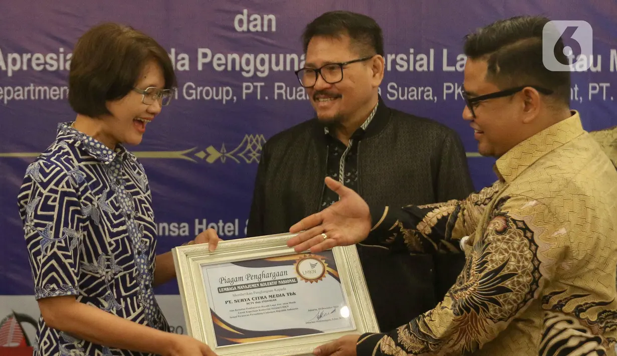 PT Surya Citra Media (SCM) menerima apresiasi terhadap pengguna komersial yang paling taat membayar royalti dari Lembaga Manajemen Kolektif Nasional (LMKN). (Liputan6.com/Herman Zakharia)